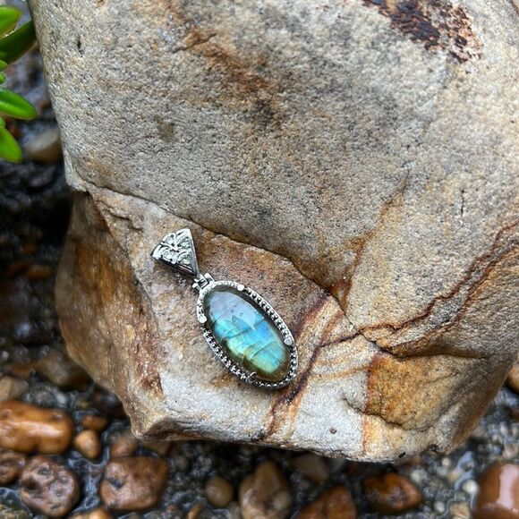 NIB Malagasy Labradorite & Peridot Solitaire Pendant, Stainless Steel Necklace - Picture 2 of 12
